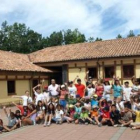 El director de la Obra Social de Caja España saluda con un grupo de campistas.