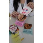 «Pruébalo en femenino» en una farmacia leonesa.
