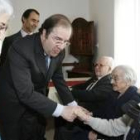 El presidente de la Junta inauguró ayer una residencia de ancianos en Carrión de los Condes