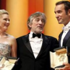 El presidente del jurado de Cannes, el actor estadounidense Robert De Niro, junto a Kirsten Dunst (m