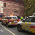 Muere una mujer en el CaixaForum de Madrid tras precipitarse por el hueco de la escalera.