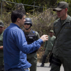 El alcalde Carlos Ocariz habla con miembros de la Fuerza Armada Nacional Bolivariana.