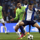 Otamendi protege el balón ante el intento de Isco, ayer poco incisivo, por arrebatárselo.