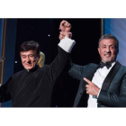Jackie Chan tras recibir su Oscar honorífico junto al actor Sylvester Stallone. MICHAEL BAKER