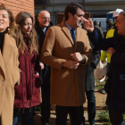 Pardo, Muñoz, Suárez-Quiñones y Nieto, ayer durante su visita a las diez viviendas de camineros que la Junta rehabilita en Astorga. MEDINA