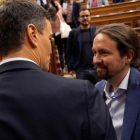 Pedro Sánchez y Pablo Iglesias en el Congreso tras la moción de censura.
