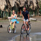 Shakira y Carlos Vives durante la realización del vídeo de la canción ‘La bicicleta’ en Barranquilla, Colombia. EFE
