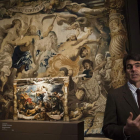 Alejandro Vergara, jefe de conservación de pintura flamenca del Prado, ante la obra ‘La victoria de la verdad sobre la herejía’.