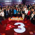 Andreu Buenafuente posa junto al resto de profesionales de la cadena autonómica TV3.