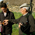 El investigador David Á. Cárcamo, junto al recordado gaitero Moisés Liébana