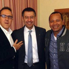 El agente Wagner Ribeiro, Josep Maria Bartomeu y el padre de Neymar.