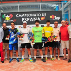 Los campeones y subcampeones de España, en el centro, junto a las autoridades durante la entrega de trofeos. DL