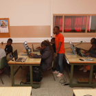 Estudiantes y profesores de Benin en una clase de Automatismos Programados en Don Bosco. FERNANDO OTERO