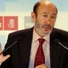 El portavoz del PSOE en el Congreso, Alfredo Pérez Rubalcaba, ayer, durante la rueda de prensa