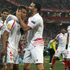 Los sevillistas celebran el gol de Iborra que ponía el 1-2. TEJIDO