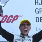 El catalán Albert Arenas (KTM) celebra su primera victoria mundialista en Le Mans.