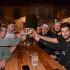 Unos jóvenes disfrutando de unas cervezas en la primera edición del Oktober Fest coyantino. MEDINA