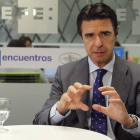 El ministro de Industria, Energía y Turismo, José Manuel Soria, durante la entrevista que ha ofrecido a EFE en Madrid.