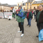 Megáfono en mano, los huelguistas se hicieron notar durante la presentación del camión. L. DE LA MATA