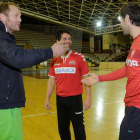 Dos ex ademaristas del Kolding, Kasper y  Antonio García, ayer en el Palacio con Juanín. SECUNDINO PÉREZ