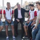 Antonio Silván, junto a los nadadores del CNL. F. OTERO PERANDONES