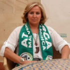 Sagrario González posa con la bufanda del Atlético Astorga, club que preside desde el miércoles.