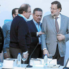 Herrera conversa con Rajoy, en presencia del diputado leonés Alfredo Prada y al lado de Alberto Núñez Feijóo.