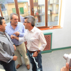 José Luis Ramón y Antonio Canedo departen con Francisco Fernández al entrar ayer a la reunión.