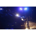 Agentes del Cuerpo Nacional de Policía y de la Guardia Civil cuestodiaban anoche el punto en el que apareció el cadáver junto al vertedero de Santa Olaja de la Ribera.