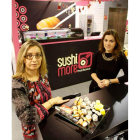 Ana Paredes y Verónica Fernández son dos de las promotoras de Sushimore, un negocio innovador de la smartfood situado en el centro comercio León Plaza.