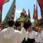 Las hermanas de la cofradía María del Dulce Nombre portan la imagen de la Virgen del Camino