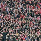 Aficionados del Bayern de Múnich animan a su equipo.