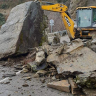 Las primeras máquinas que llegaron al lugar del suceso abrieron un carril. DL