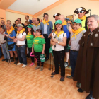 Los peregrinos vizcaínos, con el presidente de la Diputación y el alcalde de Valderrueda. RAMIRO