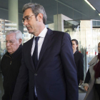 El exdirector administrativo del Palau Jordi Montull (izquierda), junto a su abogado. MARTA PÉREZ