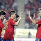 Torres, felicitado por Busquets, elude la euforia en La Roja.