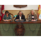 Palazuelo acompañado por los concejales de diferentes áreas presentó el programa estival.