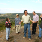 En el centro, Javier Sánchez-Palencia, en el castro de Borrenes junto a expertos del CSIC. DL