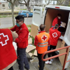 Entrega de alimentos por parte de Cruz Roja a familias vulnerables de la provincia. DL