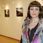 La creadora, investigadora y comisaria de arte Macu Morán expone en la galería Cinabrio. cuevas