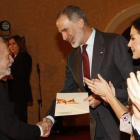 El escritor leonés José María Merino recibe el premio de manos del rey, ante la mirada de Letizia y el ministro Iceta. CASA DE S.M. EL REY