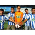 Cristian, Máyor, Queco Piña, Redondo y Javi López posan con su nueva camiseta y el balón de la Liga