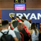 Un grupo de pasajeros hacen cola para facturar en la aerolínea Ryanair. ENRIC FONTCUBERTA