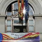 Pancarta conmemorativa en el Ayuntamiento de Valencia como "capital de la Segunda República", colgada en la fachada principal del consistorio.