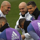 Zinedine Zidane junto a su ayudante David Bettoni, Cristiano Ronaldo, Varane y Benzema. BALLESTEROS