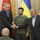 Erdogan, Zelenski y Guterres ayer, tras la reunión en Leópolis para trazar un plan de paz. MYKOLA TYS