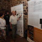 El alcalde de Priaranza, Jimena Martín y los responsables de la excavación, Trigo y Celis. ANA F. BARREDO