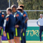 Tite observa a sus jugadores durante uno de los entrenamientos en Portugal.