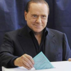 El primer ministro Berlusconi deposita su voto.