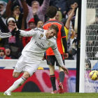 Sergio Ramos corre eufórico tras marcar el segundo gol del Madrid ante la Real en el Santiago Bernabéu.